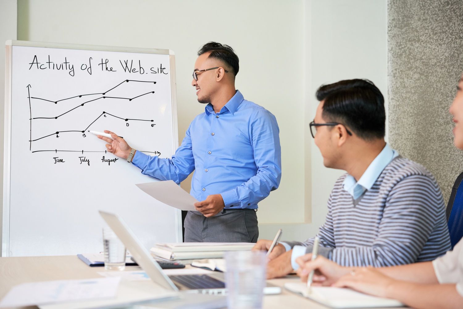 man showing growing chart on presentation for coll 89kmxcy.jpg